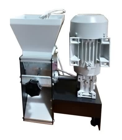 Saatte 50 kg badem kırma kapasiteli motorlu masaüstü ev tipi badem kırma makinası.