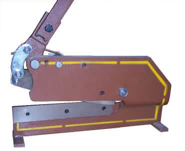 4 mm kesme kapasiteli ve 300 mm bıçak uzunluklu demir çubuk veya levha kesmek için manuel hafif yük kollu makas.